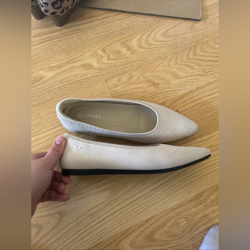 Vivaia Beige flats